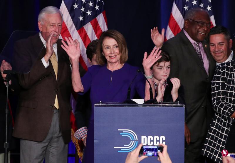 民主党重新控制众议院后,众议院民主党领袖佩洛西(左二)有望再度出任议长。图为佩洛西周二在华盛顿与同僚和家人一起庆祝胜利。(路透社) 民主党重新控制众议院后,众议院民主党领袖佩洛西(左二)有望再度出任议长。图为佩洛西周二在华盛顿与同僚和家人一起庆祝胜利。(路透社)