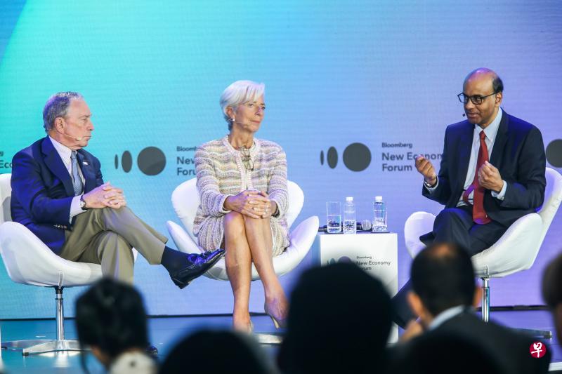 新加坡副总理尚达曼(右一),国际货币基金组织(IMF)总裁拉加德(中)和美国纽约市前市长彭博(左),在两天的彭博创新经济论坛闭幕研讨会上,发表对未来全球经济情况的意见。(梁伟康摄) 新加坡副总理尚达曼(右一),国际货币基金组织(IMF)总裁拉加德(中)和美国纽约市前市长彭博(左),在两天的彭博创新经济论坛闭幕研讨会上,发表对未来全球经济情况的意见。(梁伟康摄)