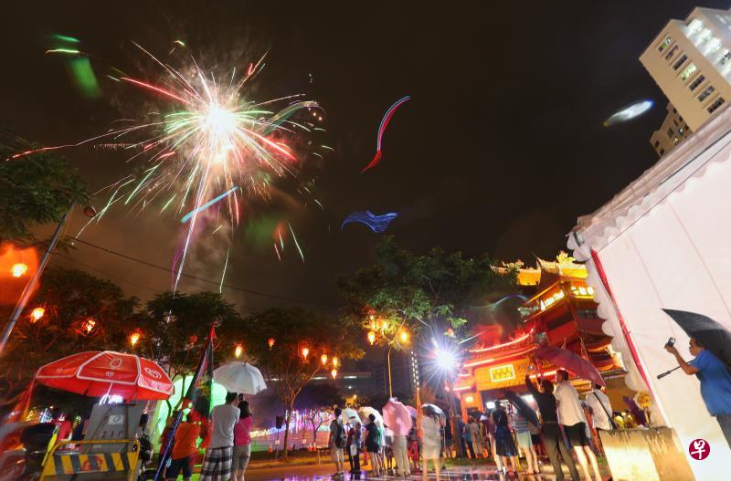 盛港西包公庙举办的首届国际包公文化节昨晚隆重开幕,大批公众撑着伞在雨中观赏长达10分钟的烟花秀。(林泽锐摄) 盛港西包公庙举办的首届国际包公文化节昨晚隆重开幕,大批公众撑着伞在雨中观赏长达10分钟的烟花秀。(林泽锐摄)