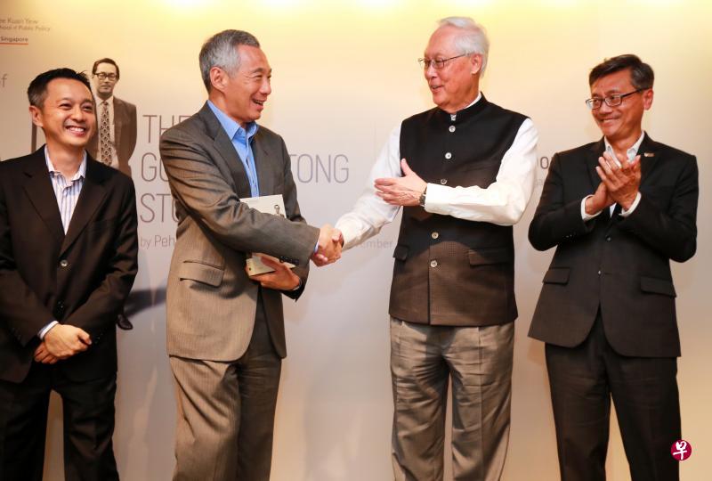 李显龙总理(左二)为《高难任务:吴作栋传》主持发布仪式之后,与作者白胜晖(左起)、荣誉国务资政吴作栋以及新加坡国立大学校长陈永财教授合影。(唐家鸿摄) 李显龙总理(左二)为《高难任务:吴作栋传》主持发布仪式之后,与作者白胜晖(左起)、荣誉国务资政吴作栋以及新加坡国立大学校长陈永财教授合影。(唐家鸿摄)
