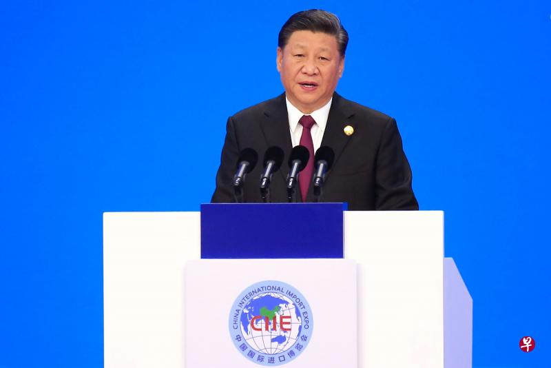 首届中国国际进口博览会在上海开幕。国家主席习近平出席开幕式并发表题为《共建创新包容的开放型世界经济》的主旨演讲。(法新社) 首届中国国际进口博览会在上海开幕。国家主席习近平出席开幕式并发表题为《共建创新包容的开放型世界经济》的主旨演讲。(法新社)