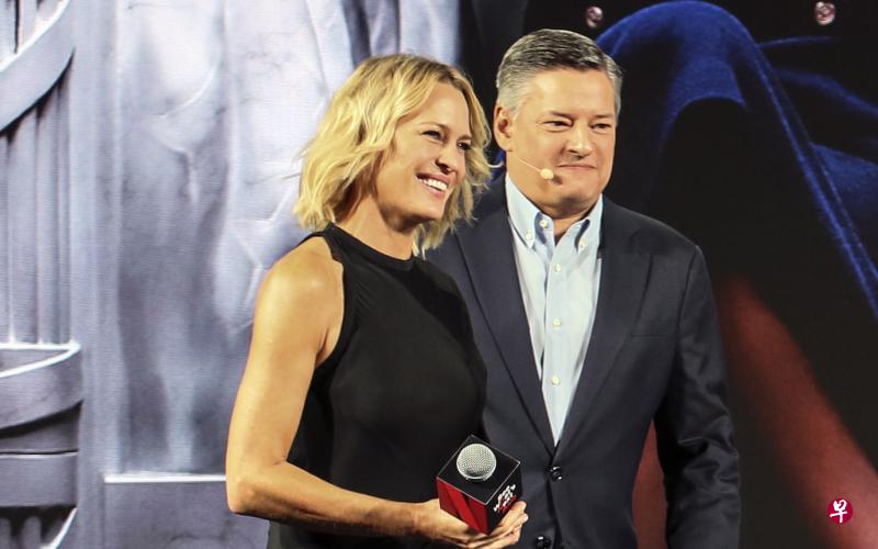 《纸牌屋》罗宾莱特(左)说会暂时放下演戏,专注当导演。右为Netflix首席内容官Ted Sarandos(泰德萨兰多斯)。 《纸牌屋》罗宾莱特(左)说会暂时放下演戏,专注当导演。右为Netflix首席内容官Ted Sarandos(泰德萨兰多斯)。