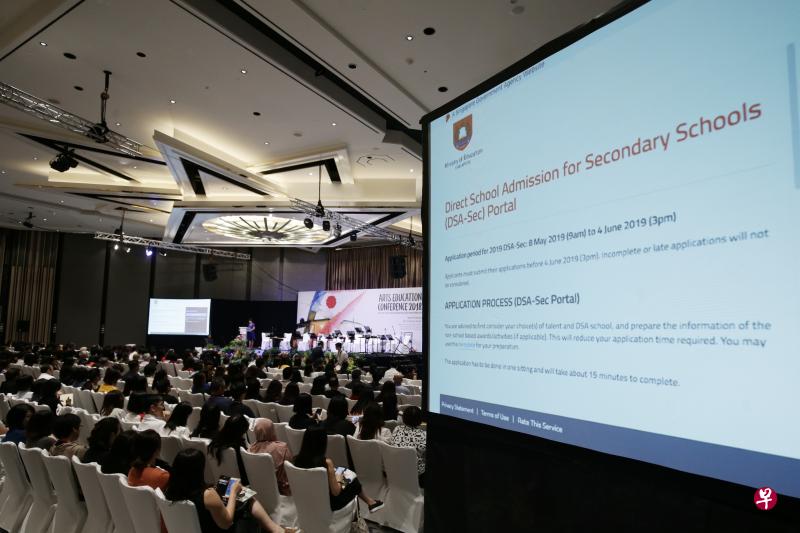 明年起,打算通过直接收生计划报读中学的学生,可通过统一报名网站提交申请,无须再向个别学校提交表格,申请手续也一律免费。(陈渊庄摄) 明年起,打算通过直接收生计划报读中学的学生,可通过统一报名网站提交申请,无须再向个别学校提交表格,申请手续也一律免费。(陈渊庄摄)