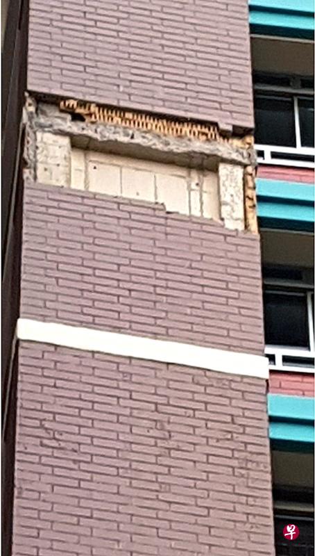 近百块砖块从组屋9楼外墙飞脱下楼,出现一个“窟窿”。(徐颖荃 摄) 近百块砖块从组屋9楼外墙飞脱下楼,出现一个“窟窿”。(徐颖荃 摄)