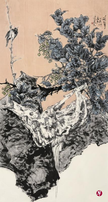 张芃芃水墨画《秋声》(178乘96厘米)以热带琴叶榕与小鸟为构图,底色用红茶汁。(主办方提供) 张芃芃水墨画《秋声》(178乘96厘米)以热带琴叶榕与小鸟为构图,底色用红茶汁。(主办方提供)