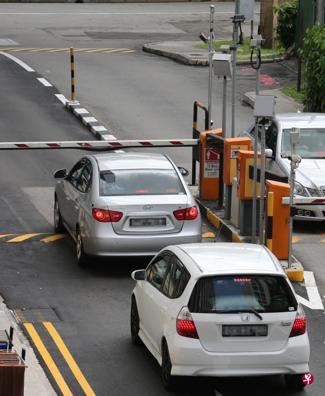 圣乔治路的组屋停车场在一年半前开始试用新的车辆跟尾侦测系统,通过在收费闸增设更先进的闭路摄像镜头和感应器,更有效地捕捉跟尾画面,及时揪出违例者。(唐家鸿摄) 圣乔治路的组屋停车场在一年半前开始试用新的车辆跟尾侦测系统,通过在收费闸增设更先进的闭路摄像镜头和感应器,更有效地捕捉跟尾画面,及时揪出违例者。(唐家鸿摄)