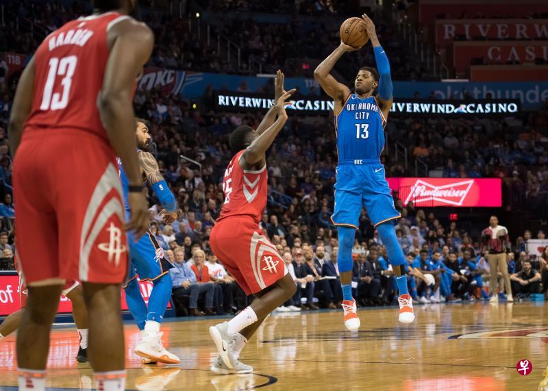 球星乔治(右)发挥出色,协助雷霆轻取火箭。(今日美国) 球星乔治(右)发挥出色,协助雷霆轻取火箭。(今日美国)