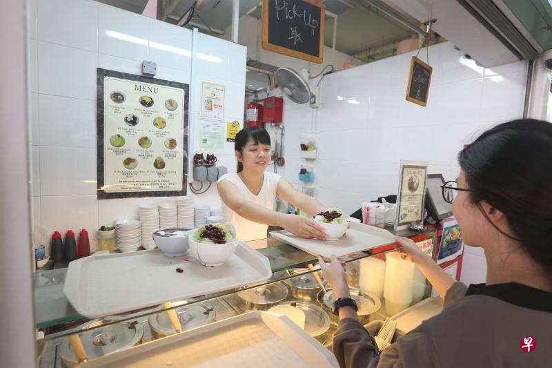 在茨园小贩中心售卖甜品的年轻小贩庄凡缘一周工作六天,只能在唯一的周休日陪父母看病或处理私事。她十分期待能有多一天休息日,好让她有更多时间陪伴父母。(梁伟康摄) 在茨园小贩中心售卖甜品的年轻小贩庄凡缘一周工作六天,只能在唯一的周休日陪父母看病或处理私事。她十分期待能有多一天休息日,好让她有更多时间陪伴父母。(梁伟康摄)