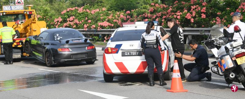 男子让警员搜身。(蔡振鸿 摄) 男子让警员搜身。(蔡振鸿 摄)