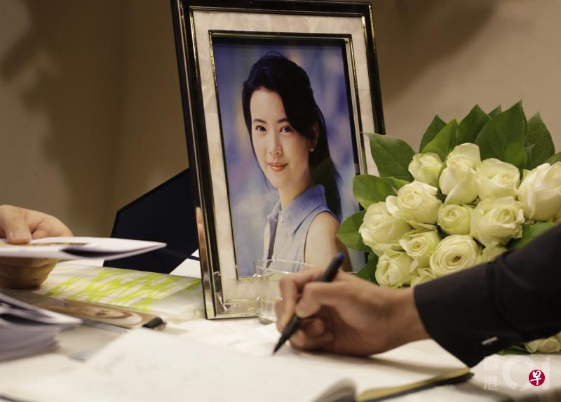 香港艺人蓝洁瑛于本月3日被发现在寓所猝逝,终年55岁。曾被誉为“靓绝五台山”的她,多年来受情绪病困扰而淡出娱乐圈,最后因失救孤独而终,令人惋惜。(香港01) 香港艺人蓝洁瑛于本月3日被发现在寓所猝逝,终年55岁。曾被誉为“靓绝五台山”的她,多年来受情绪病困扰而淡出娱乐圈,最后因失救孤独而终,令人惋惜。(香港01)