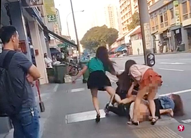两艳女在路上打架,三名友人尝试劝架。(取自面簿) 两艳女在路上打架,三名友人尝试劝架。(取自面簿)