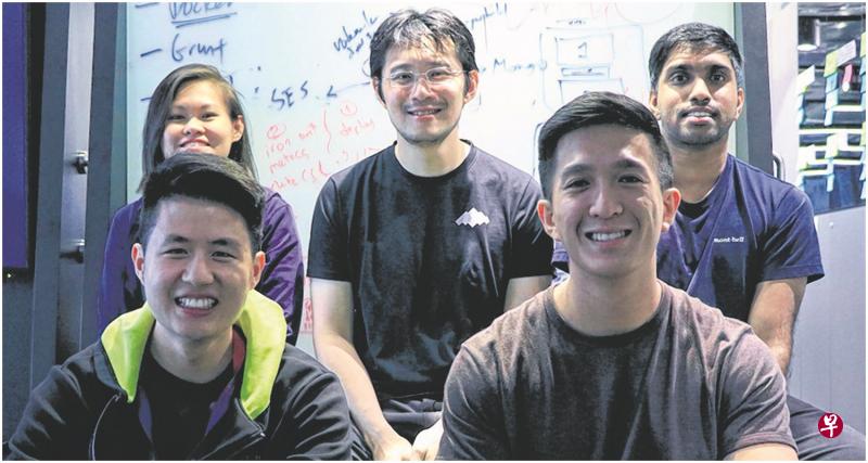 李鸿毅(后排中)目前在政府科技局担任产品与工程团队副主管,曾负责领导研发出Parking.sg停车应用的年轻团队。(档案照) 李鸿毅(后排中)目前在政府科技局担任产品与工程团队副主管,曾负责领导研发出Parking.sg停车应用的年轻团队。(档案照)