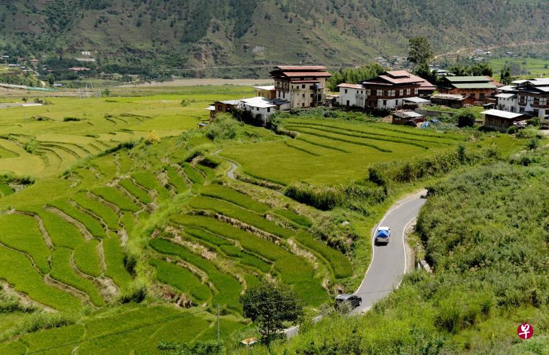 不丹的森林覆盖率为70%,是世上唯一碳排放量呈负数的国家,目前致力于成为“有机国”。(法新社) 不丹的森林覆盖率为70%,是世上唯一碳排放量呈负数的国家,目前致力于成为“有机国”。(法新社)