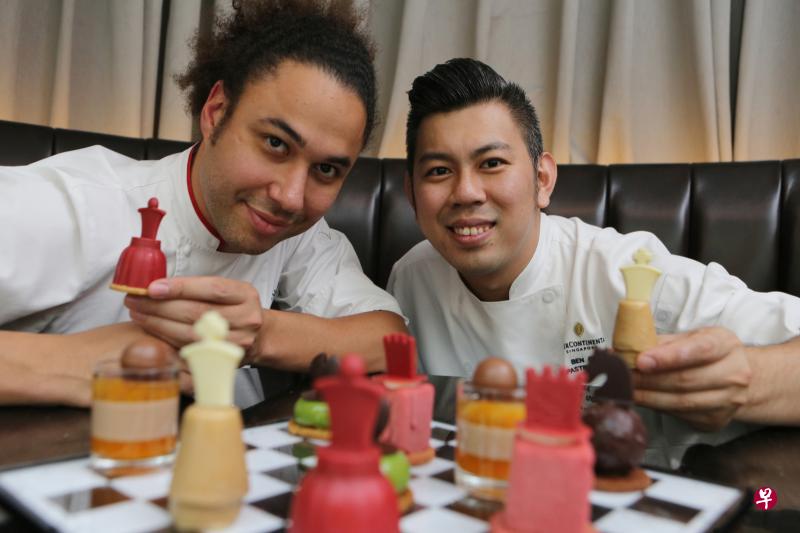 洲际酒店甜点主厨吴铠全(右)与Valrhona巧克力技师布莱斯,共同合作国际象棋下午茶。 洲际酒店甜点主厨吴铠全(右)与Valrhona巧克力技师布莱斯,共同合作国际象棋下午茶。