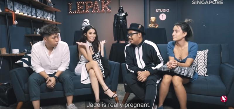 本地模特儿、DJ兼演员Jade Rasif(左二)在YouTube的谈话节目上宣布怀孕。 本地模特儿、DJ兼演员Jade Rasif(左二)在YouTube的谈话节目上宣布怀孕。