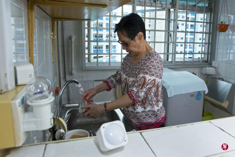 陈木英的家中安装了感应系统,若她在家中发生意外无法求救,系统会透过手机应用向照顾她的社工发出通知。(特约曾道明摄) 陈木英的家中安装了感应系统,若她在家中发生意外无法求救,系统会透过手机应用向照顾她的社工发出通知。(特约曾道明摄)