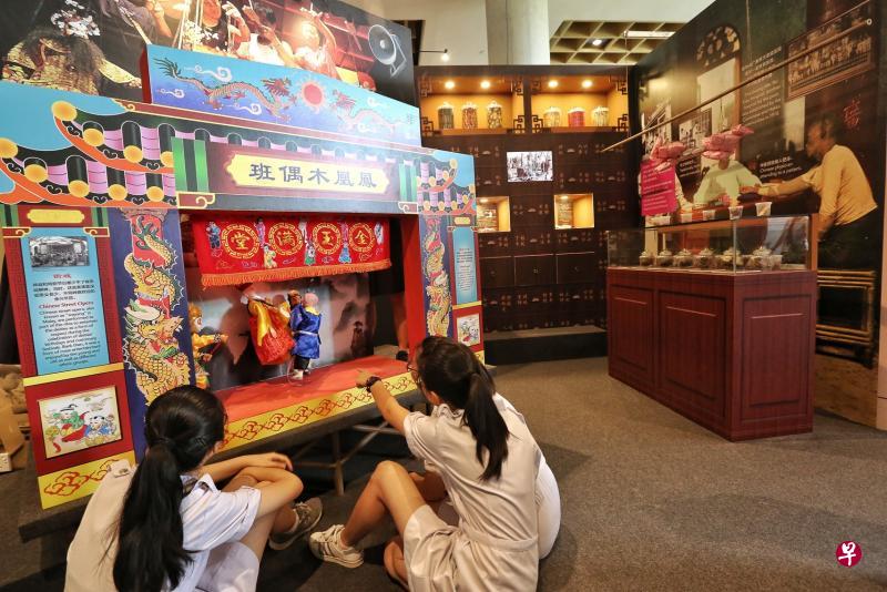参观“落地生根,开拓新家园”展览的访客将有机会在学生导览员的带领下了解新加坡华社的点点滴滴,包括传统的木偶戏文化表演。(特约陈福洲摄) 参观“落地生根,开拓新家园”展览的访客将有机会在学生导览员的带领下了解新加坡华社的点点滴滴,包括传统的木偶戏文化表演。(特约陈福洲摄)