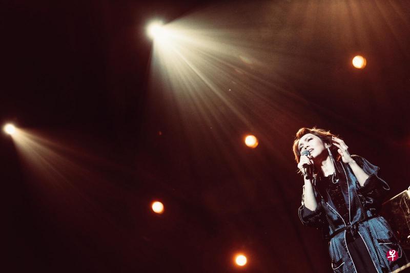 陈洁仪用歌声与歌迷分享25年的歌唱历程。 陈洁仪用歌声与歌迷分享25年的歌唱历程。