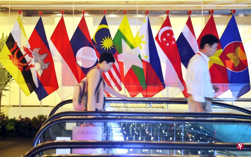第33届亚细安峰会及系列会议已拉开帷幕,新达新加坡会议与博览中心会场挂起亚细安10个成员国的国旗,迎接陆续抵达我国的各国领导人。(谢智扬摄) 第33届亚细安峰会及系列会议已拉开帷幕,新达新加坡会议与博览中心会场挂起亚细安10个成员国的国旗,迎接陆续抵达我国的各国领导人。(谢智扬摄)