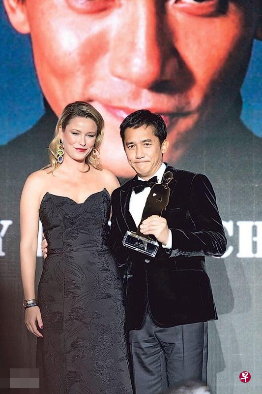 差利卓别林孙女Kiera Chaplin(左)亲自颁发成就奖给梁朝伟。(互联网) 差利卓别林孙女Kiera Chaplin(左)亲自颁发成就奖给梁朝伟。(互联网)