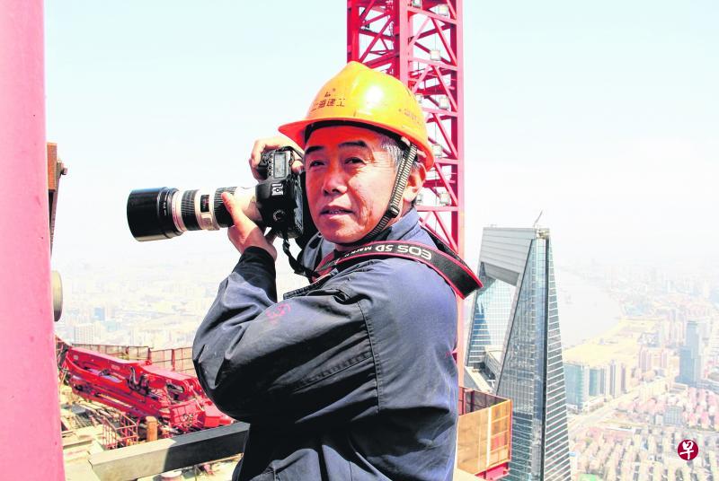 ▲退休吊车司机魏根生参与金茂大厦、上海中心等浦东摩天大楼建设,并从数百米高空用相机记录浦东天际线的变化。(魏根生提供) ▲退休吊车司机魏根生参与金茂大厦、上海中心等浦东摩天大楼建设,并从数百米高空用相机记录浦东天际线的变化。(魏根生提供)