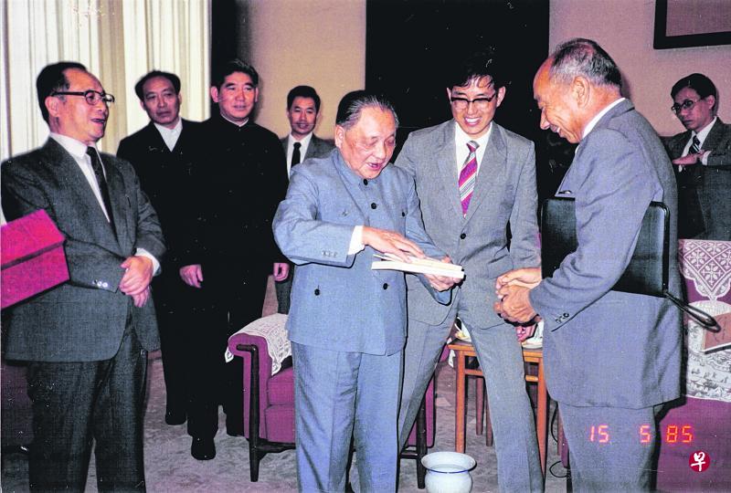 ▲新加坡建国元勋、前副总理吴庆瑞博士1985年正式受中国国务院委任为中国沿海开发区经济顾问兼旅游业顾问。图为吴庆瑞博士(右一)在当年5月与中国领导人邓小平(右三)会面,中国时任国务委员谷牧(左一)当时也在场。(叶傅升提供) ▲新加坡建国元勋、前副总理吴庆瑞博士1985年正式受中国国务院委任为中国沿海开发区经济顾问兼旅游业顾问。图为吴庆瑞博士(右一)在当年5月与中国领导人邓小平(右三)会面,中国时任国务委员谷牧(左一)当时也在场。(叶傅升提供)