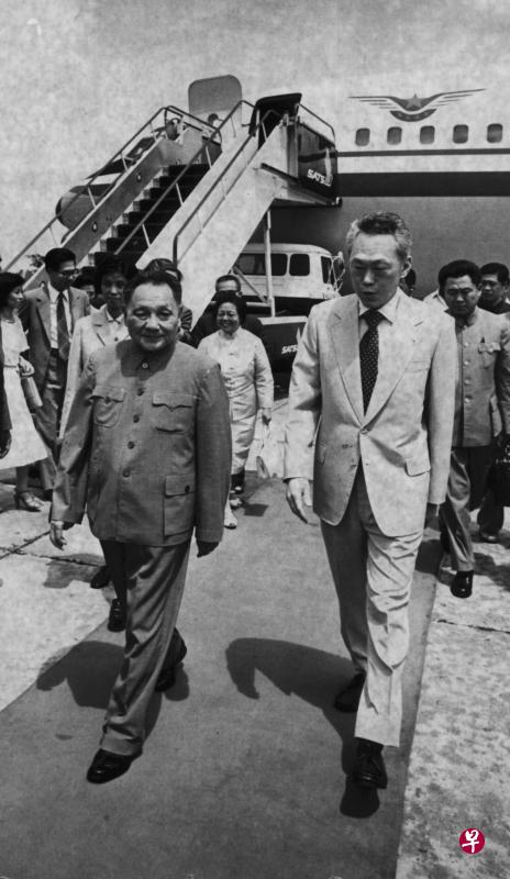▲邓小平1978年11月访问新加坡,李光耀到机场迎接。这是他第二次踏上新加坡的土地,1920年他途经新加坡前往巴黎时,应该也感觉到新加坡华人与中国之间浓厚的亲属之情。(海峡时报) ▲邓小平1978年11月访问新加坡,李光耀到机场迎接。这是他第二次踏上新加坡的土地,1920年他途经新加坡前往巴黎时,应该也感觉到新加坡华人与中国之间浓厚的亲属之情。(海峡时报)