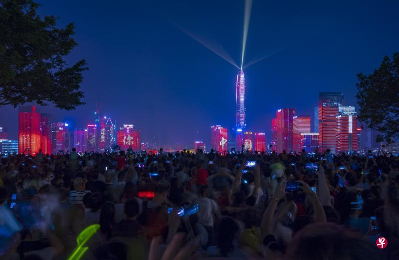 ▲为庆祝改革开放40周年,深圳市中心从9月28日开始,每晚都有灯光秀,一直持续至12月31日。(中新社) ▲为庆祝改革开放40周年,深圳市中心从9月28日开始,每晚都有灯光秀,一直持续至12月31日。(中新社)