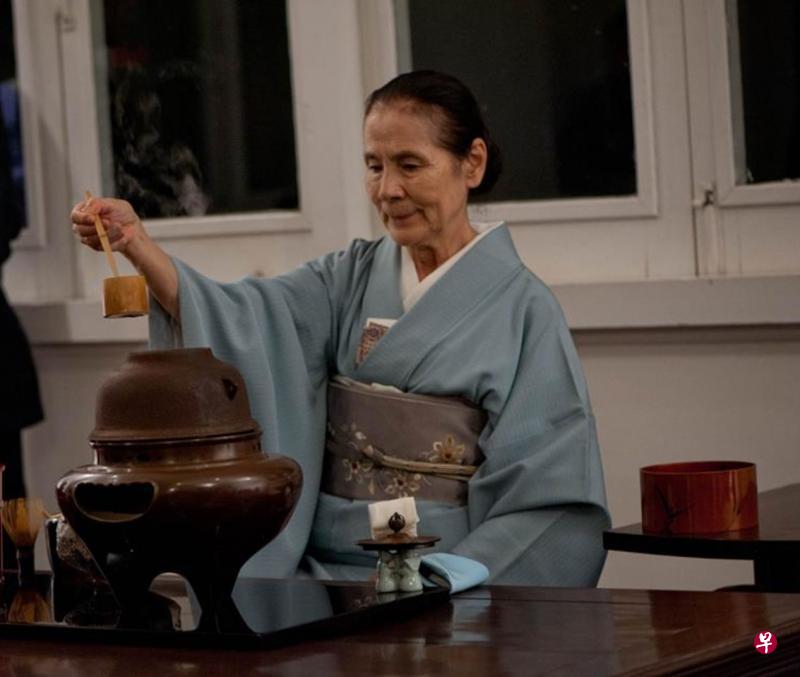 一身传统和服的半泽鹤子用日本带来的茶具准备事茶。 一身传统和服的半泽鹤子用日本带来的茶具准备事茶。