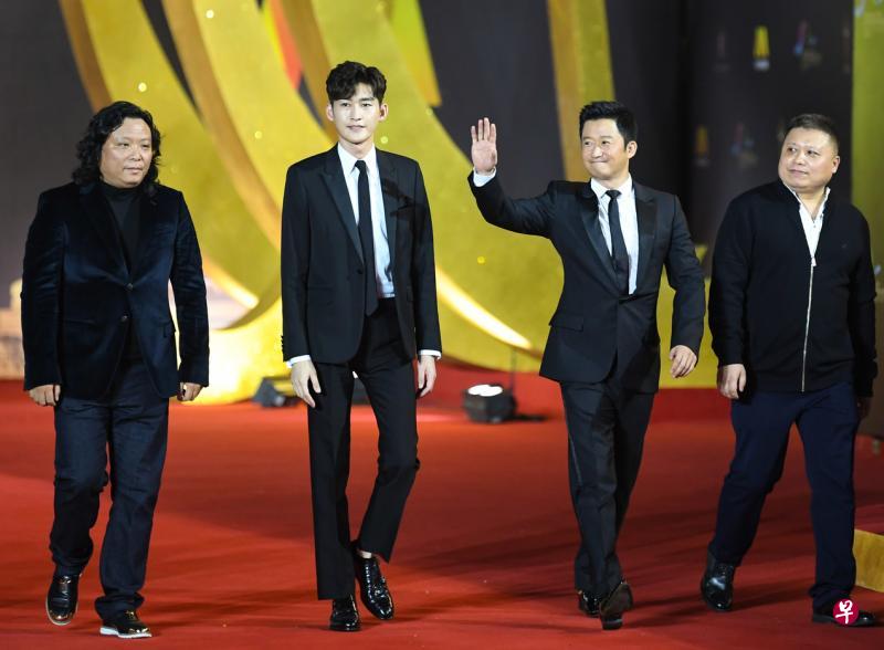 张翰(左)与吴京代表《战狼2》走百花奖红地毯。(新华社) 张翰(左)与吴京代表《战狼2》走百花奖红地毯。(新华社)