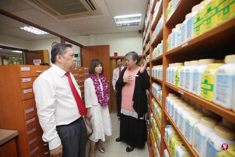 卫生部兼环境及水源部高级政务部长许连碹博士(左二)昨天出席大众医院44周年庆,并在大众医院院长萧士发医师(左一)的陪同下参观院内设施。(谢智扬摄) 卫生部兼环境及水源部高级政务部长许连碹博士(左二)昨天出席大众医院44周年庆,并在大众医院院长萧士发医师(左一)的陪同下参观院内设施。(谢智扬摄)