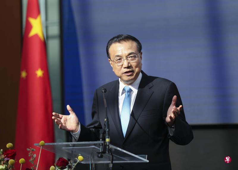 中国国务院总理李克强今天抵达我国进行正式访问,他在配合此行的署名文章中表示,中国愿推动“一带一路”倡议与新加坡发展战略更好对接,两国将签署中新自由贸易协定升级议定书,大幅提高双方贸易便利化水平。(中新社档案照) 中国国务院总理李克强今天抵达我国进行正式访问,他在配合此行的署名文章中表示,中国愿推动“一带一路”倡议与新加坡发展战略更好对接,两国将签署中新自由贸易协定升级议定书,大幅提高双方贸易便利化水平。(中新社档案照)