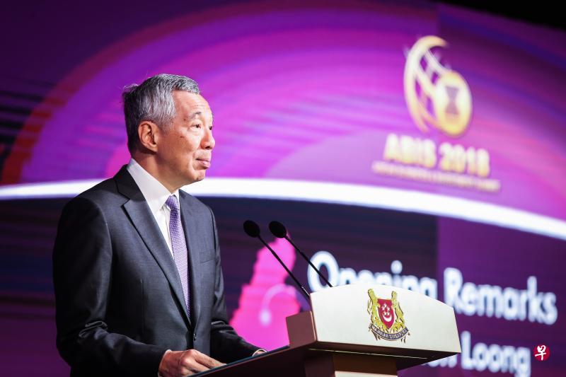 李显龙总理昨天在2018年亚细安商业与投资峰会开幕礼上致词。(梁伟康摄) 李显龙总理昨天在2018年亚细安商业与投资峰会开幕礼上致词。(梁伟康摄)