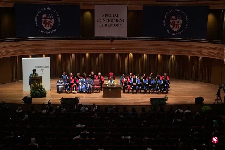 马哈迪与夫人西蒂哈斯玛今早在母校国大获颁名誉法学博士学位和卓越校友服务奖。(海峡时报) 马哈迪与夫人西蒂哈斯玛今早在母校国大获颁名誉法学博士学位和卓越校友服务奖。(海峡时报)