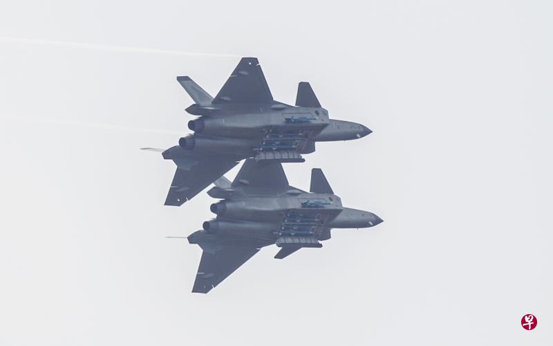 为期六天的珠海航展前天下午闭幕,压轴出场的中国隐身战斗机歼-20首次以四机编队公开亮相,并在空中开启弹仓亮出挂载的导弹,以特殊方式献礼中国人民解放军空军69周岁生日。(中新社) 为期六天的珠海航展前天下午闭幕,压轴出场的中国隐身战斗机歼-20首次以四机编队公开亮相,并在空中开启弹仓亮出挂载的导弹,以特殊方式献礼中国人民解放军空军69周岁生日。(中新社)