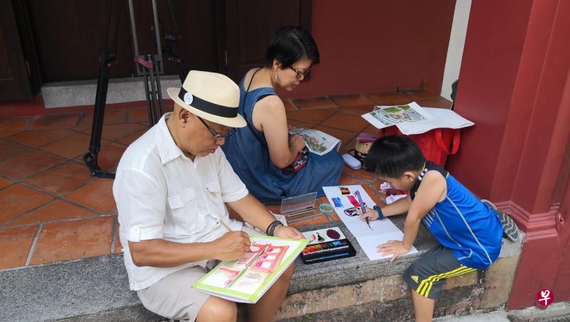 速写人与家人到翡翠山作画也寻找回忆。(新传媒提供) 速写人与家人到翡翠山作画也寻找回忆。(新传媒提供)