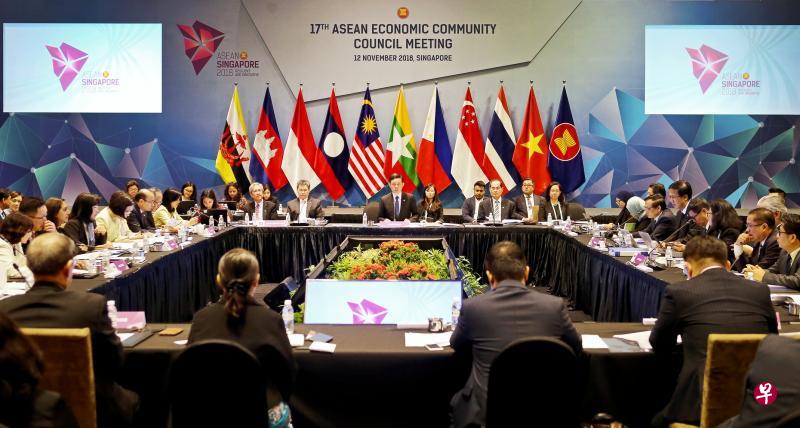 贸工部长陈振声(中)昨天主持第17届亚细安经济共同体理事会会议。(谢智扬摄) 贸工部长陈振声(中)昨天主持第17届亚细安经济共同体理事会会议。(谢智扬摄)