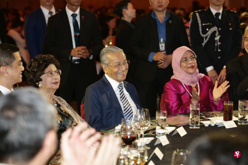 我国总统哈莉玛(右起)昨晚出席亚细安商业奖颁奖礼,马来西亚首相马哈迪医生以特邀嘉宾身份出席。其他嘉宾包括马哈迪夫人西蒂哈斯玛和马国经济事务部长阿兹敏。(陈渊庄摄) 我国总统哈莉玛(右起)昨晚出席亚细安商业奖颁奖礼,马来西亚首相马哈迪医生以特邀嘉宾身份出席。其他嘉宾包括马哈迪夫人西蒂哈斯玛和马国经济事务部长阿兹敏。(陈渊庄摄)