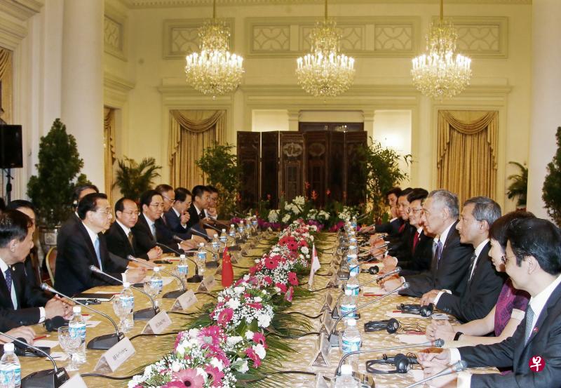 新中两国官员昨天在总统府举行双边会谈。新方代表包括国家发展部长兼财政部第二部长黄循财(右起)、文化、社区及青年部长傅海燕、外交部长维文、总理李显龙、财政部长王瑞杰、贸工部长陈振声(右六)。中方代表包括总理李克强(左三)及中国驻新加坡大使洪小勇(左六)。(林国明摄) 新中两国官员昨天在总统府举行双边会谈。新方代表包括国家发展部长兼财政部第二部长黄循财(右起)、文化、社区及青年部长傅海燕、外交部长维文、总理李显龙、财政部长王瑞杰、贸工部长陈振声(右六)。中方代表包括总理李克强(左三)及中国驻新加坡大使洪小勇(左六)。(林国明摄)