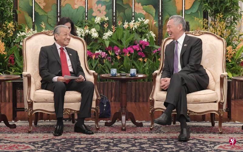 李显龙总理(右)昨天在总统府会见马国首相马哈迪医生,两人就双边和区域课题进行广泛讨论。(海峡时报) 李显龙总理(右)昨天在总统府会见马国首相马哈迪医生,两人就双边和区域课题进行广泛讨论。(海峡时报)