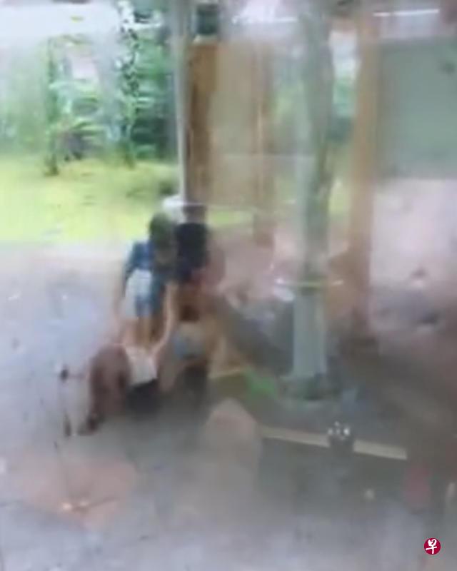 丈夫在巴士站对妻子施暴。(新加坡眼视频截图) 丈夫在巴士站对妻子施暴。(新加坡眼视频截图)
