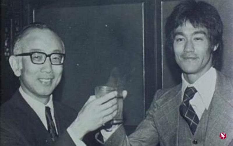 邹文怀(左)当年慧眼相中李小龙。(互联网) 邹文怀(左)当年慧眼相中李小龙。(互联网)