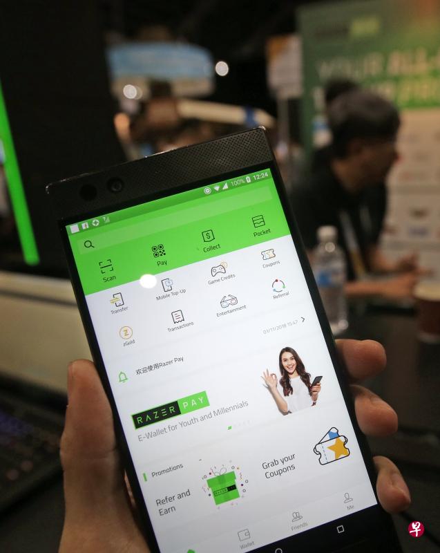 雷蛇的支付应用Razer Pay明年第一季在新加坡推出,用户可在NETS终端机付款,并且支付水电费、购买车票和演唱会门票等。(陈渊庄摄) 雷蛇的支付应用Razer Pay明年第一季在新加坡推出,用户可在NETS终端机付款,并且支付水电费、购买车票和演唱会门票等。(陈渊庄摄)
