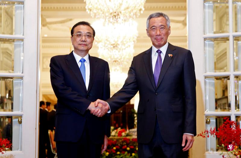 社论认为,中国改革开放塑造新中两国的特殊关系,只要改革开放持续推进,两国合作空间将是宽广的。图为新加坡总理李显龙前天与中国总理李克强会面。(路透社) 社论认为,中国改革开放塑造新中两国的特殊关系,只要改革开放持续推进,两国合作空间将是宽广的。图为新加坡总理李显龙前天与中国总理李克强会面。(路透社)