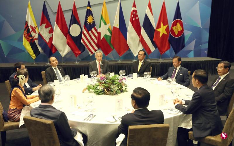 李显龙总理(中,顺时钟方向)与泰国首相巴育、文莱苏丹波基亚、柬埔寨首相洪森、印度尼西亚总统佐科、老挝总理通伦、马来西亚首相马哈迪、缅甸国务资政翁山淑枝、菲律宾总统杜特尔特和越南总理阮春福共进晚餐。(取自总理面簿) 李显龙总理(中,顺时钟方向)与泰国首相巴育、文莱苏丹波基亚、柬埔寨首相洪森、印度尼西亚总统佐科、老挝总理通伦、马来西亚首相马哈迪、缅甸国务资政翁山淑枝、菲律宾总统杜特尔特和越南总理阮春福共进晚餐。(取自总理面簿)