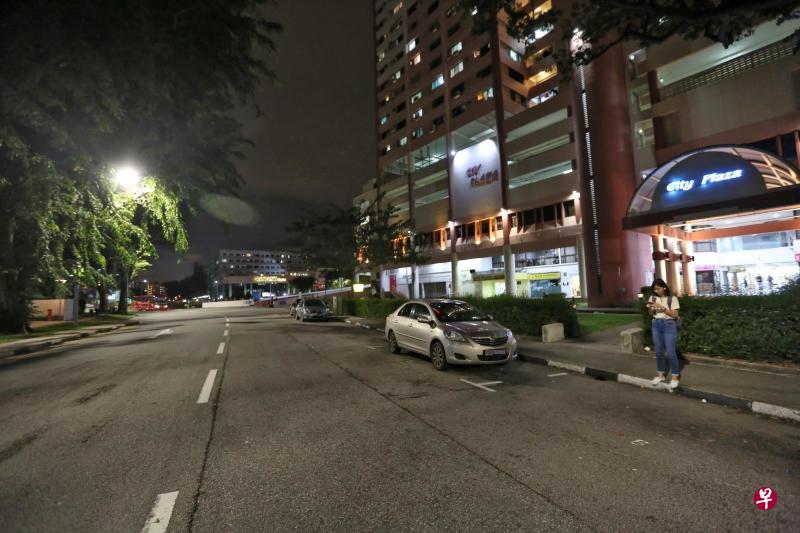 男子在城市购物中心外企图打抢德士司机。(曾宪隆摄) 男子在城市购物中心外企图打抢德士司机。(曾宪隆摄)