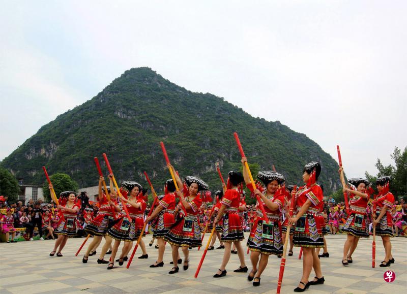 展现农耕时代稻作生活的壮族“打榔舞”将霜降节推向高潮。 展现农耕时代稻作生活的壮族“打榔舞”将霜降节推向高潮。