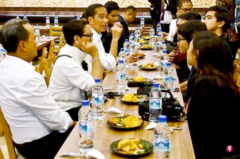 印度尼西亚总统佐科(左三)与印尼外长雷特诺(左二)等昨早在乌节路幸运商业中心,享用了印尼美食脆皮炸鸭。(取自佐科面簿) 印度尼西亚总统佐科(左三)与印尼外长雷特诺(左二)等昨早在乌节路幸运商业中心,享用了印尼美食脆皮炸鸭。(取自佐科面簿)