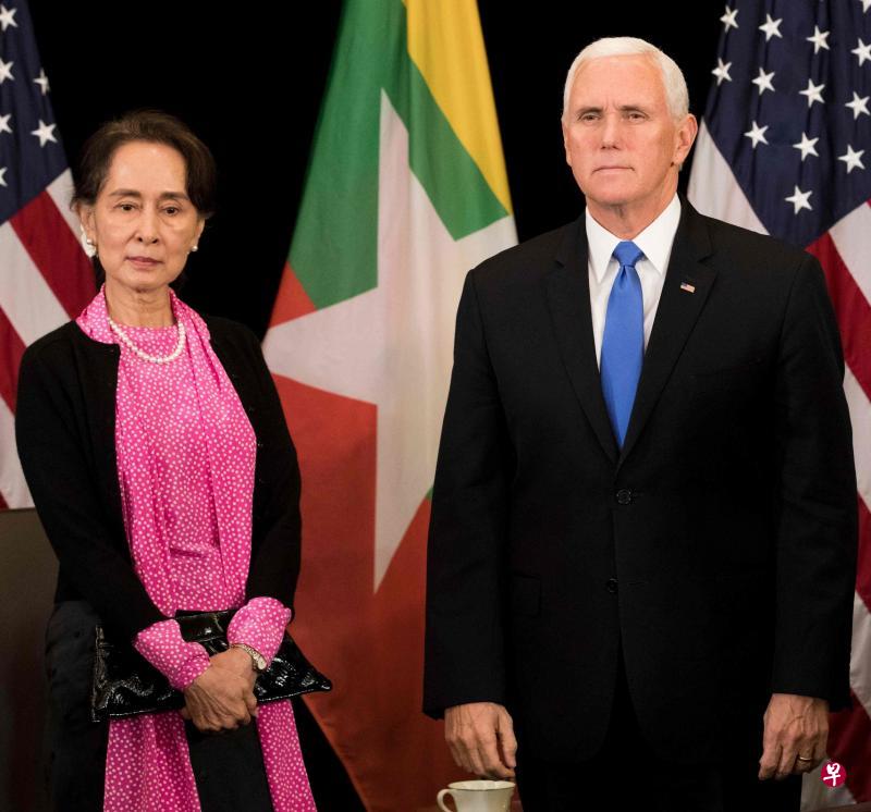 出席亚细安峰会及系列会议的缅甸国务资政翁山淑枝(左)和美国副总统彭斯在场边就罗兴亚人课题进行交流。(法新社) 出席亚细安峰会及系列会议的缅甸国务资政翁山淑枝(左)和美国副总统彭斯在场边就罗兴亚人课题进行交流。(法新社)
