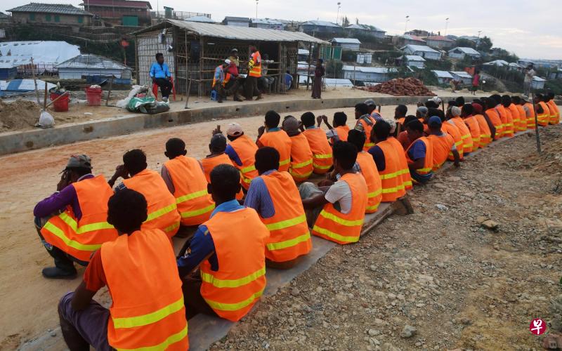 尽管受到联合国难民署强烈反对,但孟加拉政府昨日按照与缅甸达成的协议,准备将首批身穿橙色外套的罗兴亚难民遣返缅甸。(法新社) 尽管受到联合国难民署强烈反对,但孟加拉政府昨日按照与缅甸达成的协议,准备将首批身穿橙色外套的罗兴亚难民遣返缅甸。(法新社)